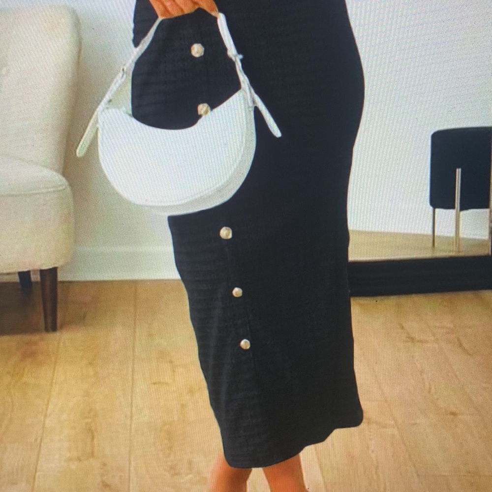 Black Button-Front Knit Midi Dress - Elegant Everyday Style - Picture 4 of 6